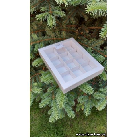 Коробка с разделителями на 12 конфет белая 19х15х3 с пластиковой крышкой