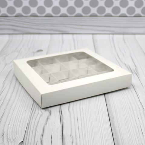 Коробка с разделителями на 16 конфет белая 20х20х3 с окном