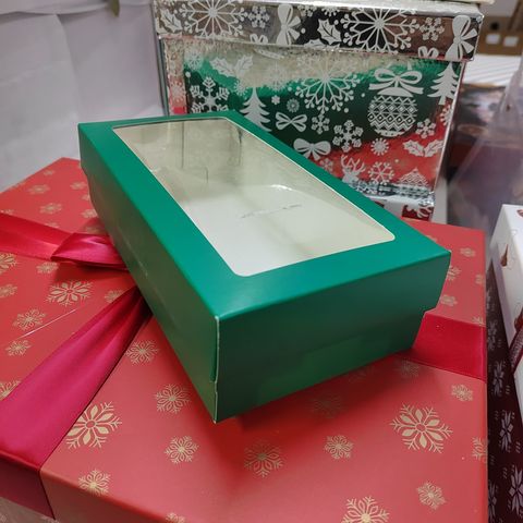 Коробка для макарон с окном 21*10*5,5 зеленая матовая, без ложемента