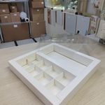 Коробка с вклеенным окном для конфет 200х200х30 мм (8 ячеек ) + для шоколадной плитки 160х80 мм (белая)