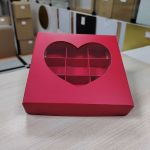 Коробка для конфет с окошком сердце 15x15x3 см (9) (красная матовая)