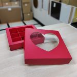 Коробка для конфет с окошком сердце 15x15x3 см (9) (красная матовая)