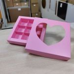 Коробка для конфет с окошком сердце 15x15x3 см (9) (розовая матовая)