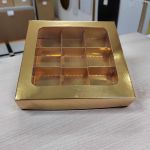 Коробка с разделителями на 9 конфет 15,5x15,5x3 с вклеенным окном золото