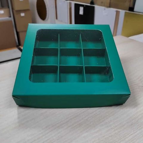 Коробка с разделителями на 9 конфет 15,5x15,5x3 с вклеенным окном зеленая