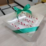 Коробка под кейк-попсы с пластиковой крышкой 20x20x5 см (белая)