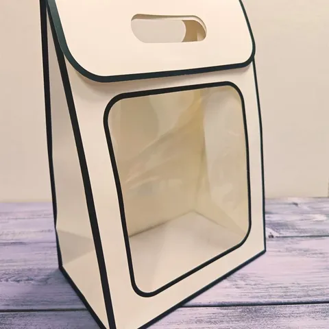 Пакет с окном на липучке белый с черн окантовкой 30*21,5*13 сред