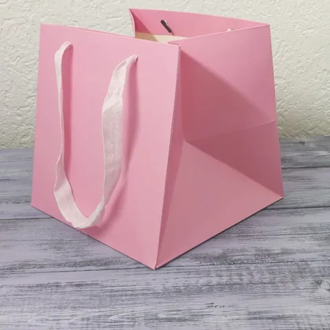 Пакет с декоративной ручкой 21*21*21 розовый/ белый